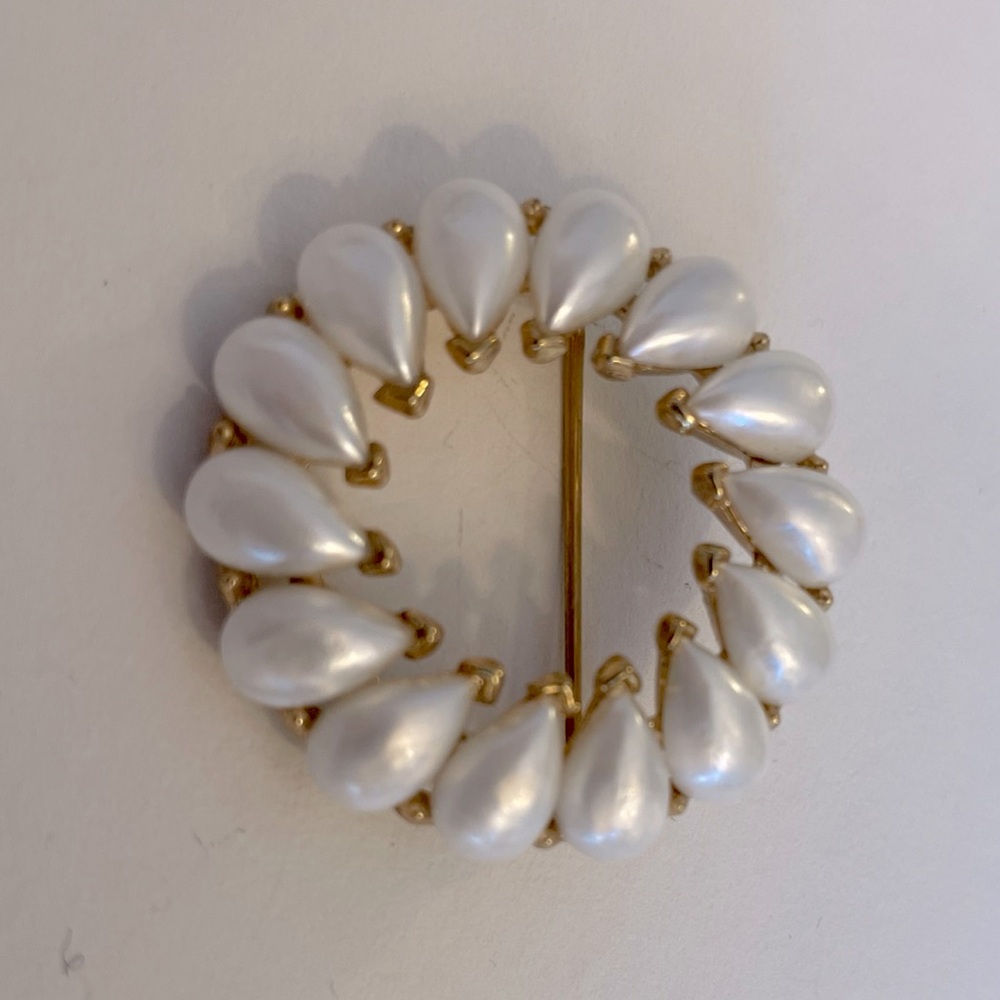 EARLY 1950'S CROWN TRIFARI GOLD-TONE FINISH TEARDROP FAUX PEARL WREATH BROOCH